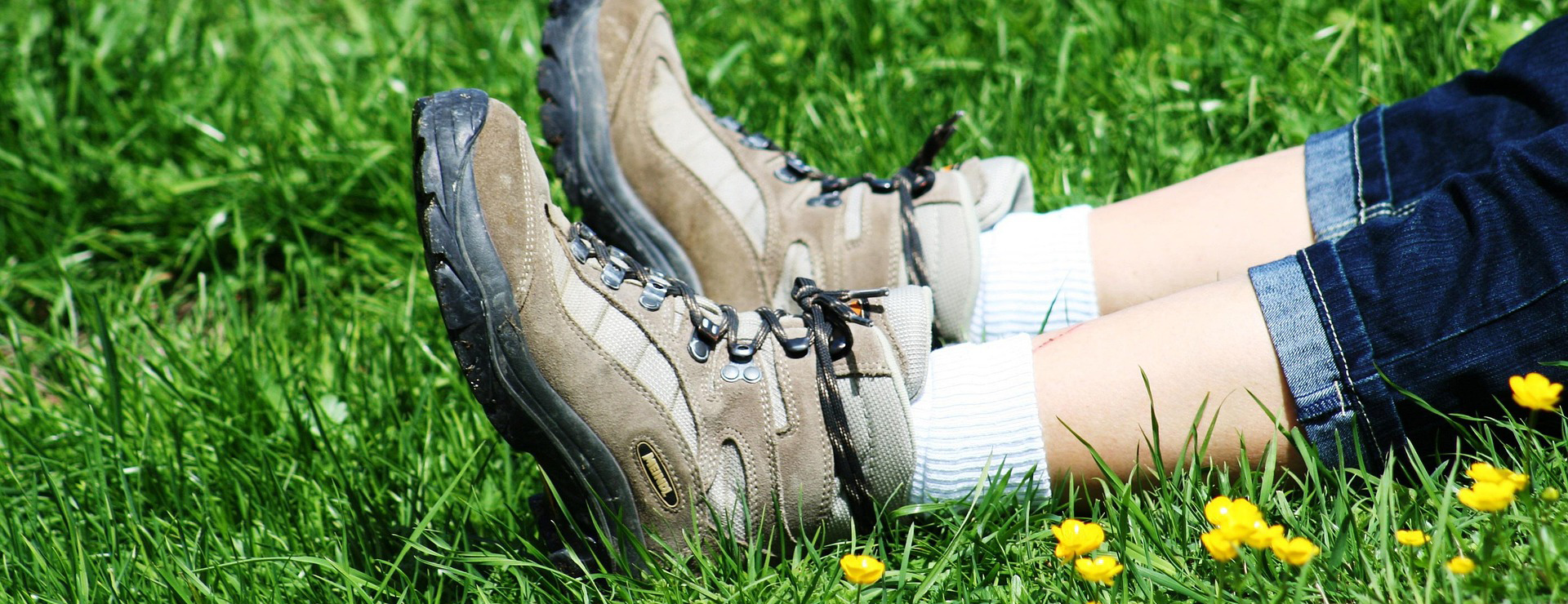 Outdoor Shoes -Outdoor Shoes meadow 4501587 1920